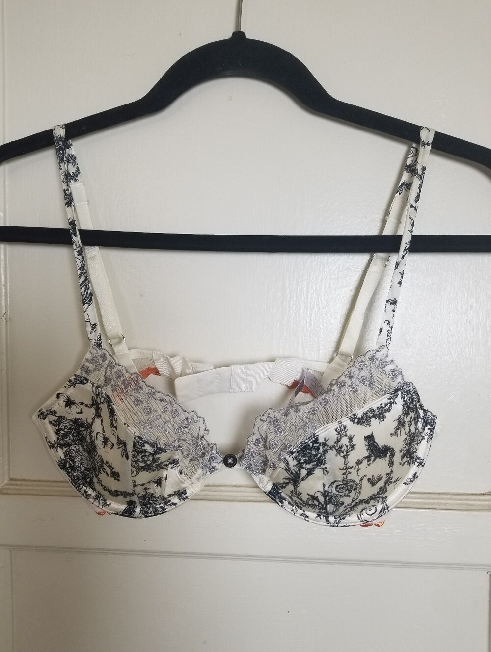VICTORIA SECRET SILK VINTAGE 34B Floral Lace Underwire Bra in Cream and Black